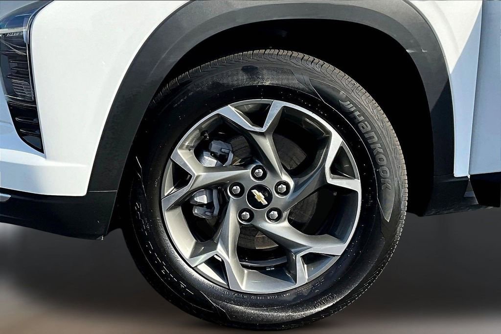 Used 2025 Chevrolet Trax LT w/ Sunroof Package FWD image 30