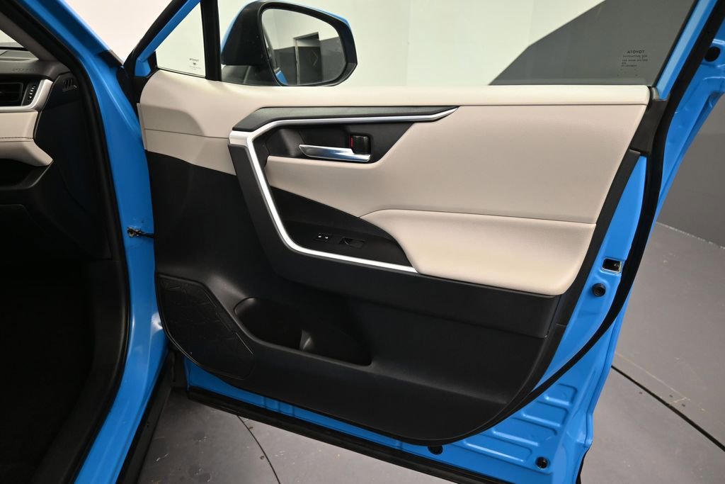 Used 2019 Toyota RAV4 XLE w/ Carpet Mat Package AWD/4WD image 16