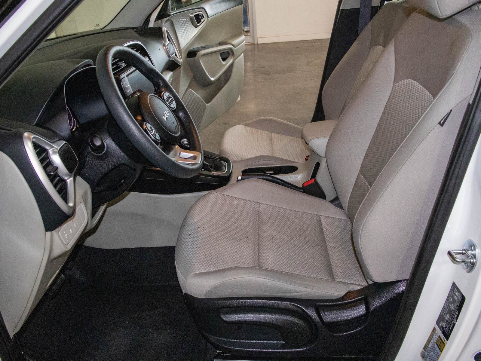 Used 2025 Kia Soul LX w/ LX Technology Package FWD image 7