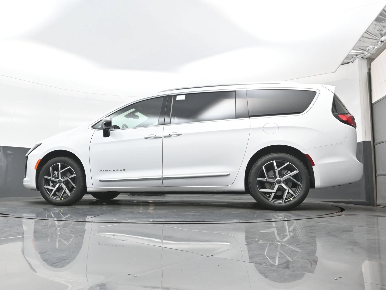 New 2027 Chrysler Pacifica Pinnacle w/ Theater Group AWD/4WD image 16