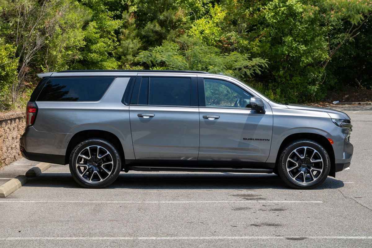 Used 2022 Chevrolet Suburban RST w/ Luxury Package AWD/4WD image 4