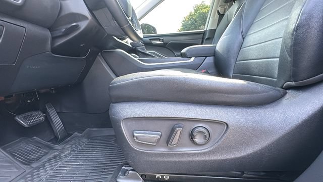 Used 2021 Toyota Highlander XLE AWD/4WD image 20
