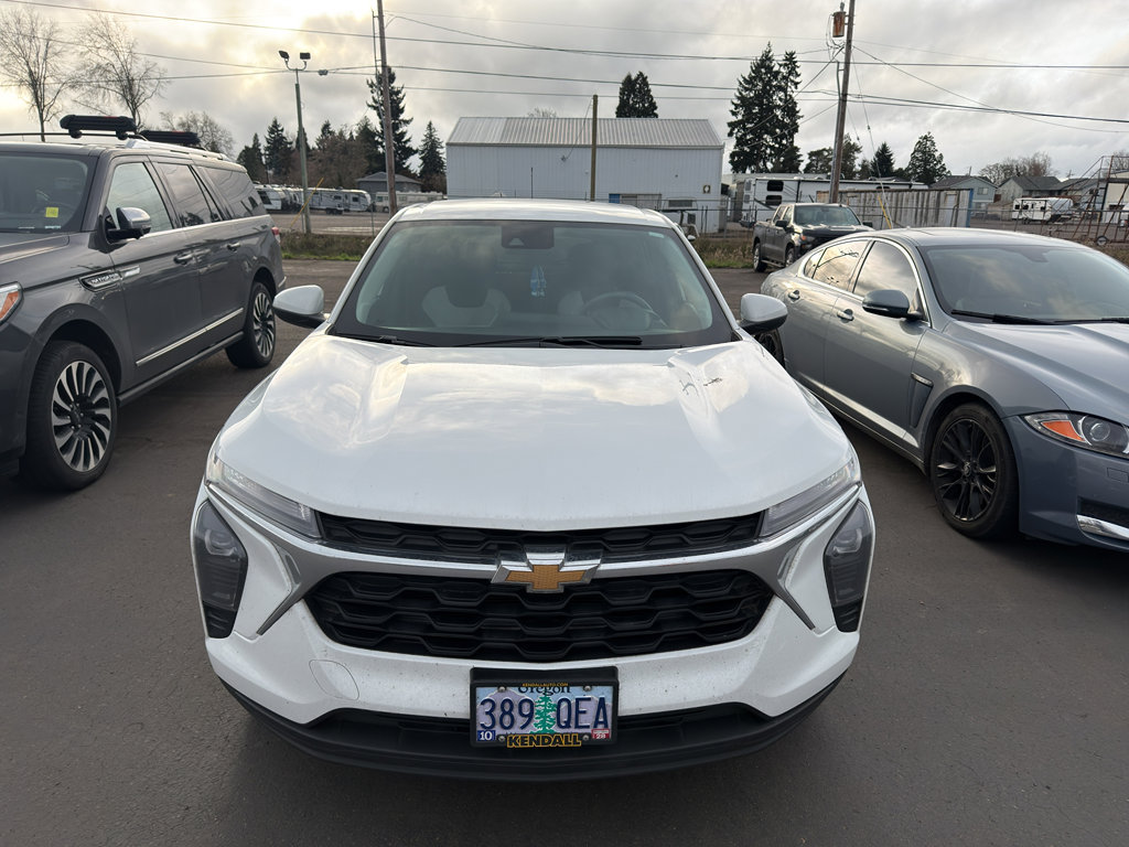 Used 2025 Chevrolet Trax LS w/ LS Convenience Package image 2