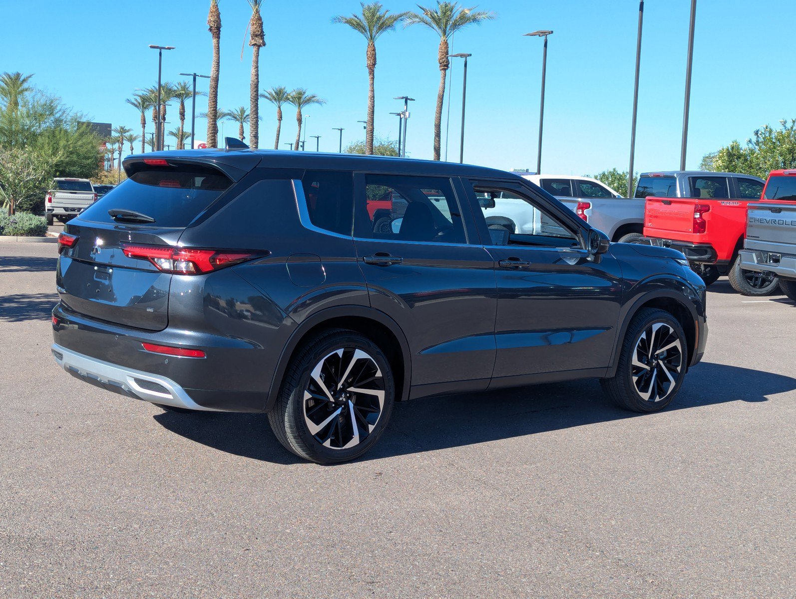 Used 2024 Mitsubishi Outlander SE image 6