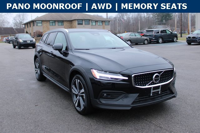 Used 2025 Volvo V60 B5 Cross Country Plus image 2