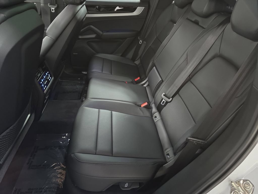 Certified 2025 Porsche Cayenne AWD/4WD image 24