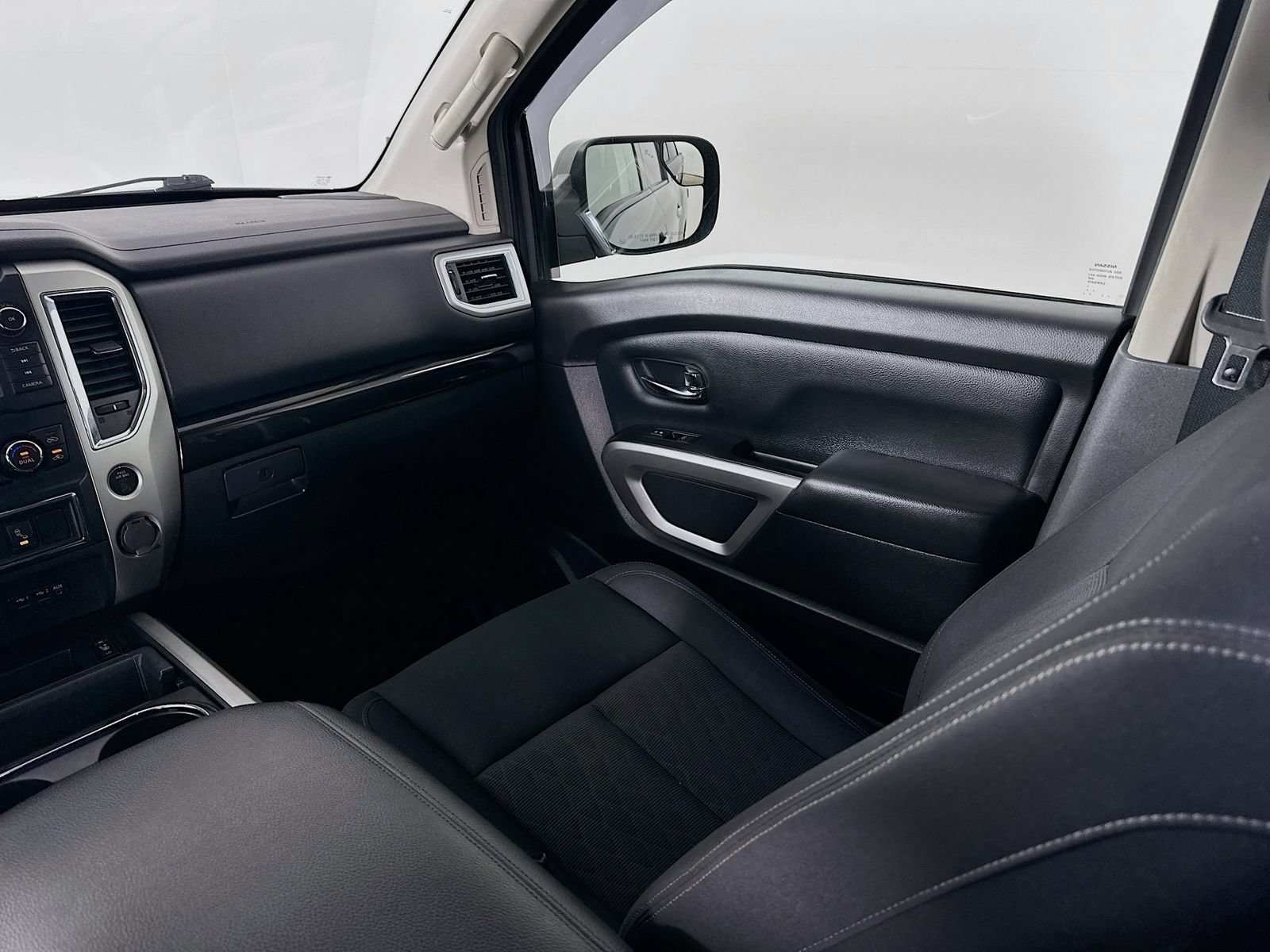 Used 2019 Nissan Titan SV w/ SV Convenience Package AWD/4WD image 22