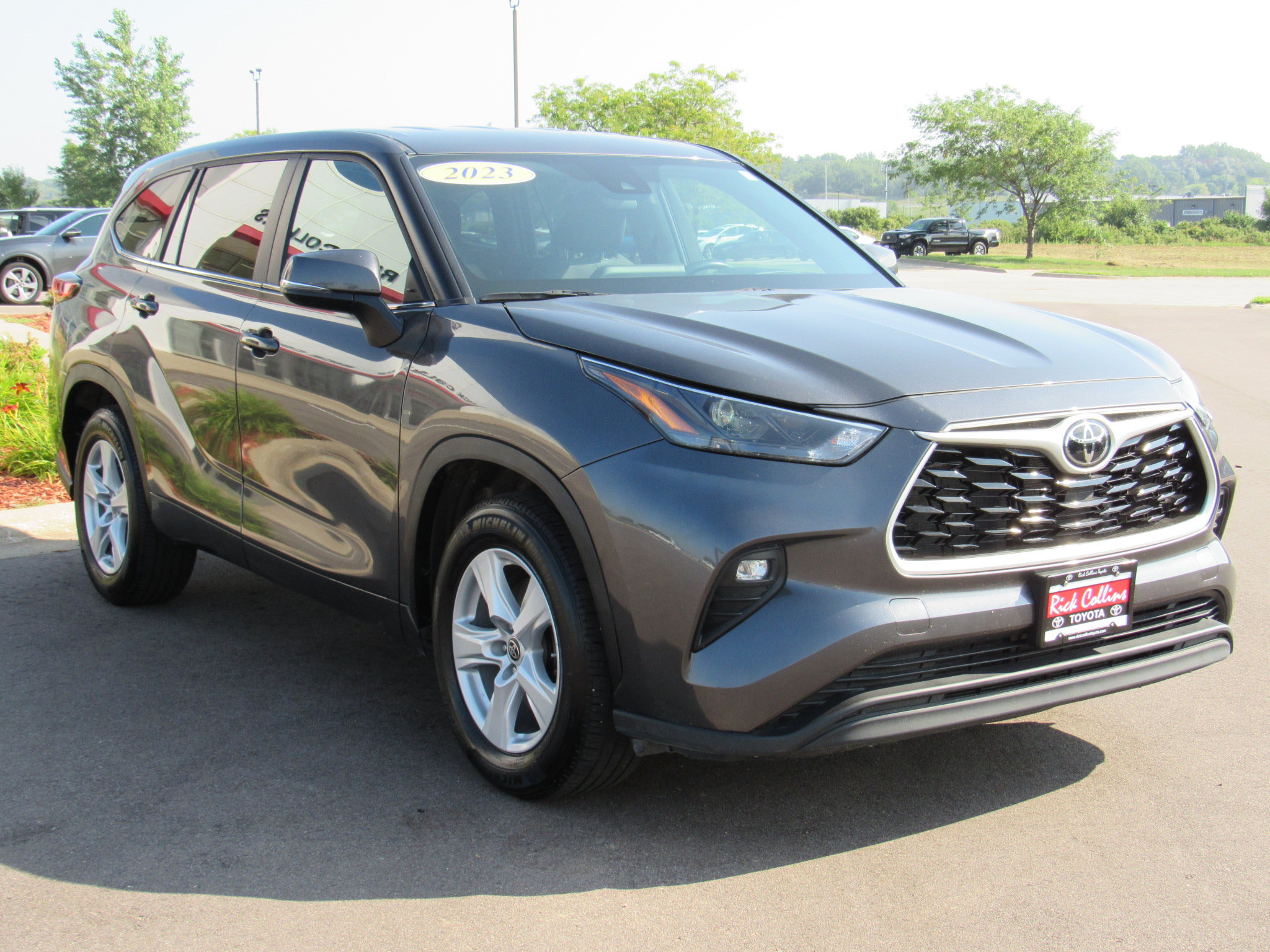Used 2023 Toyota Highlander LE FWD image 4