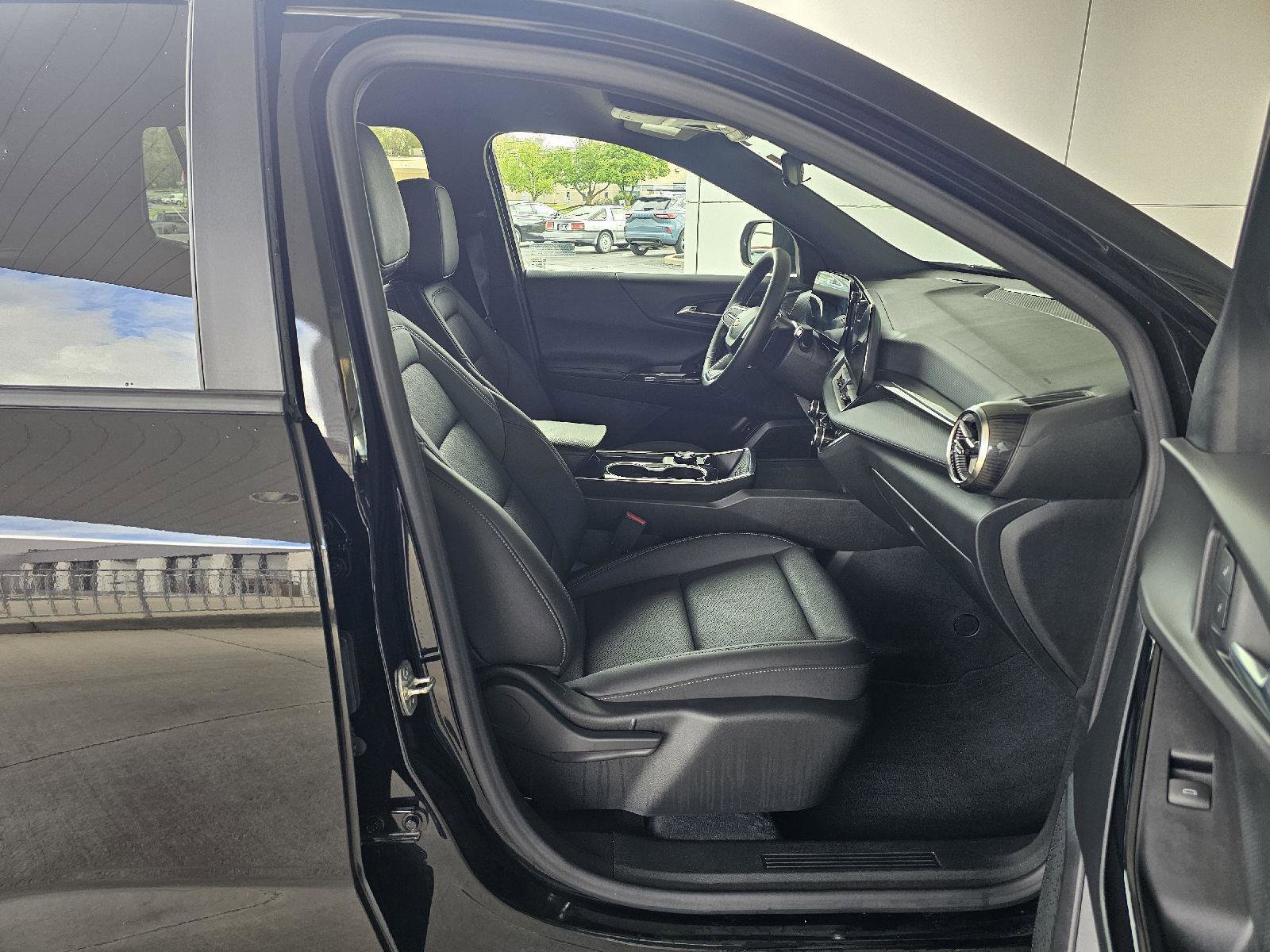 Used 2026 Chevrolet Equinox LT w/ Convenience Package II FWD image 12