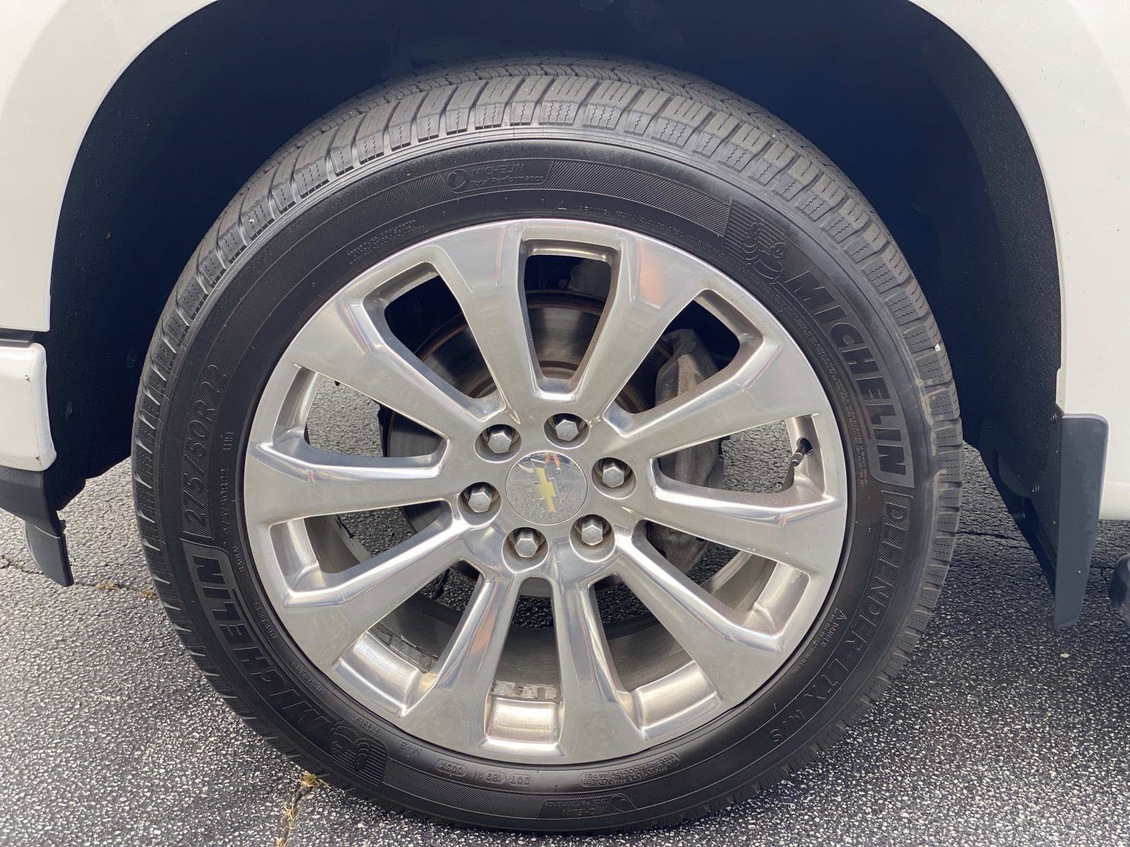Used 2019 Chevrolet Silverado 1500 High Country w/ Technology Package AWD/4WD image 12