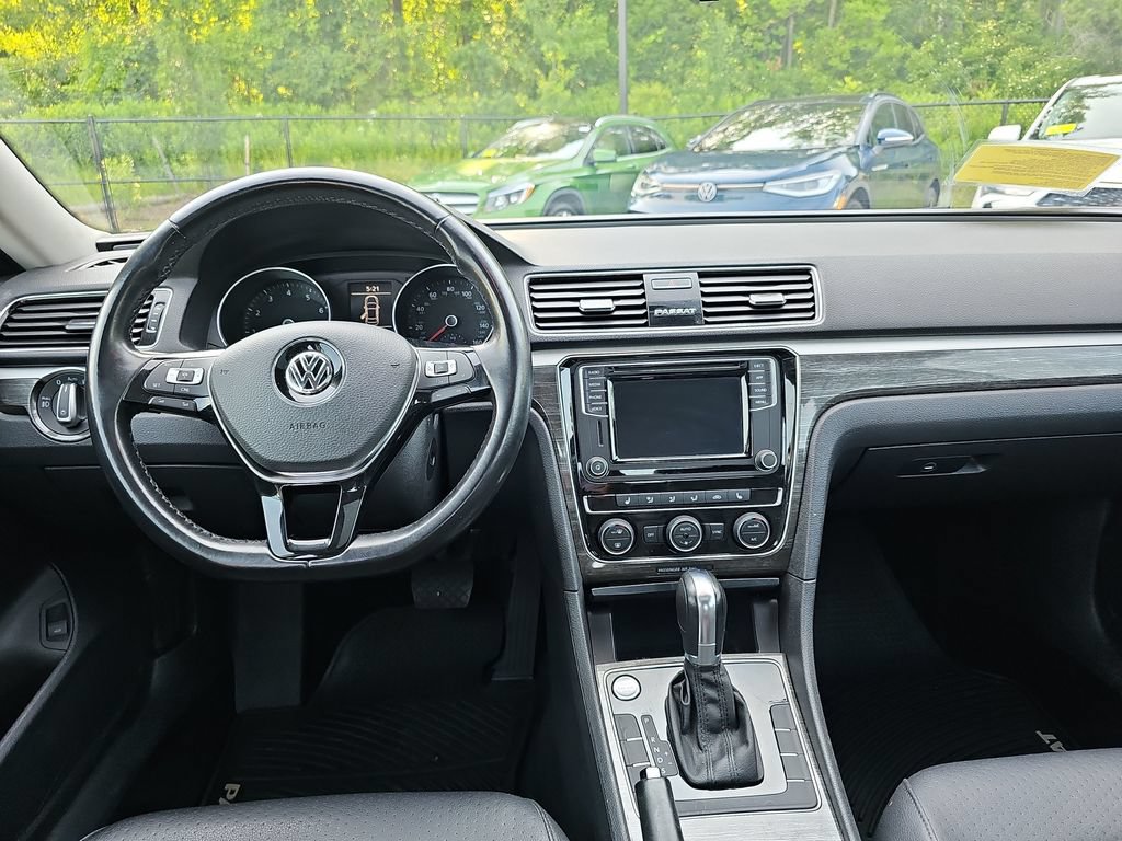 Used 2018 Volkswagen Passat 2.0T SE FWD image 11