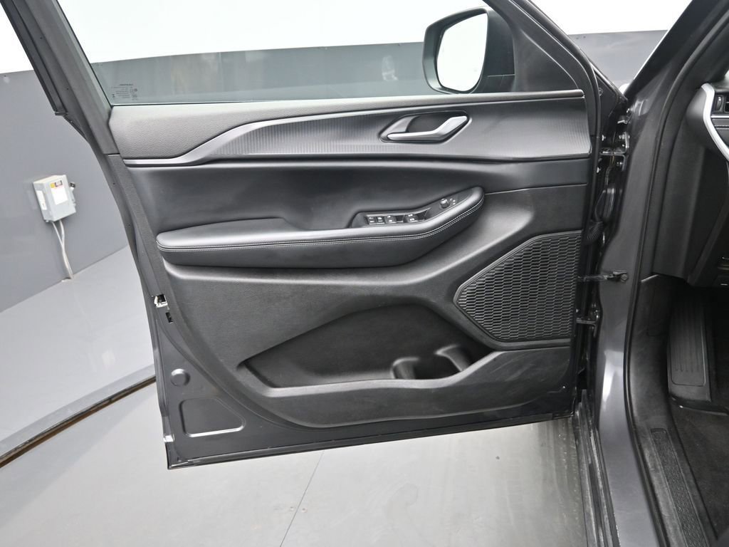 Used 2024 Jeep Grand Cherokee Laredo image 12