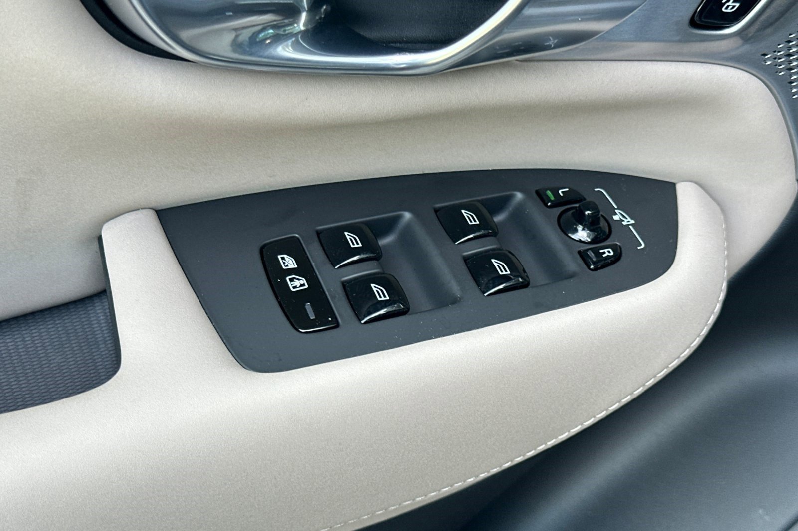 Used 2026 Volvo XC90 T8 Ultra w/ Lounge Package image 13