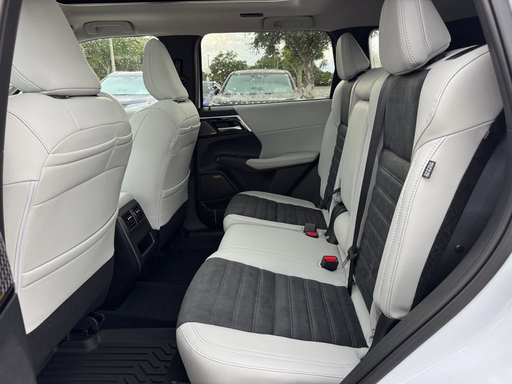 New 2025 Mitsubishi Outlander SE image 15