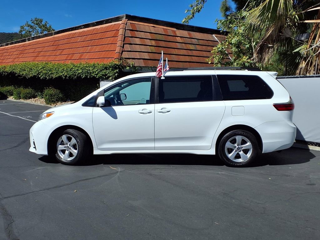 Used 2020 Toyota Sienna LE w/ Carpet Mat Package FWD image 3