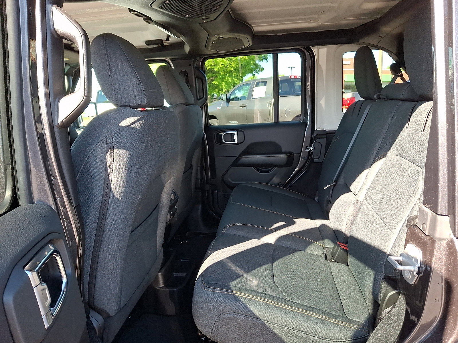 Used 2025 Jeep Wrangler Unlimited Sahara w/ Safety Group AWD/4WD image 10