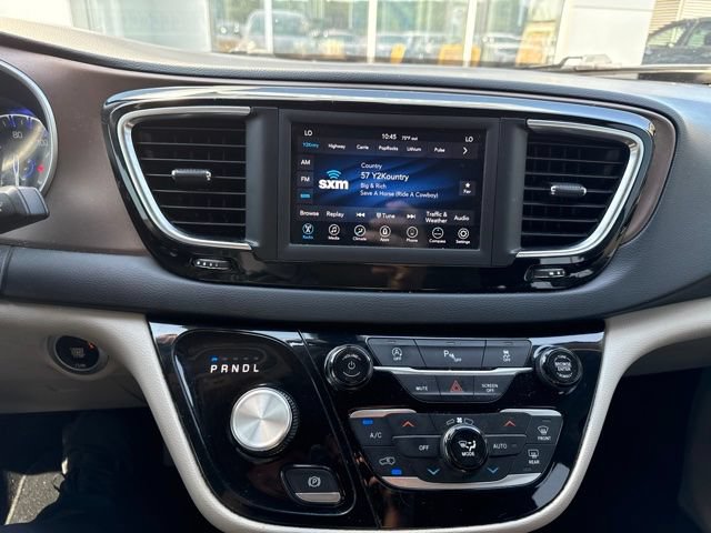 Used 2019 Chrysler Pacifica Touring Plus w/ Tire & Wheel Group FWD image 15