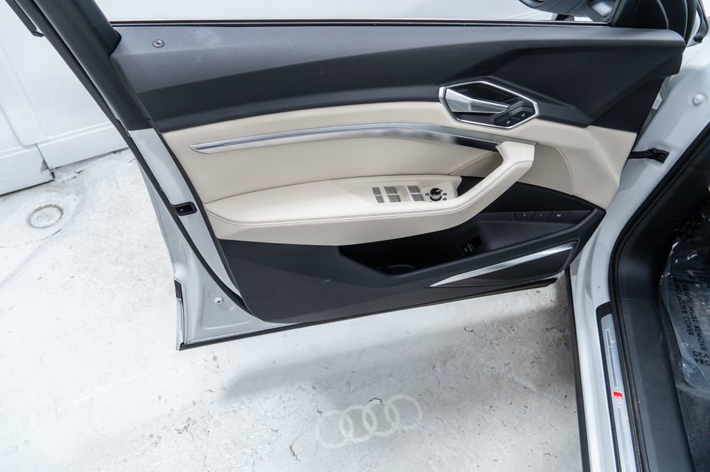 Used 2024 Audi Q8 e-tron Premium Plus image 23