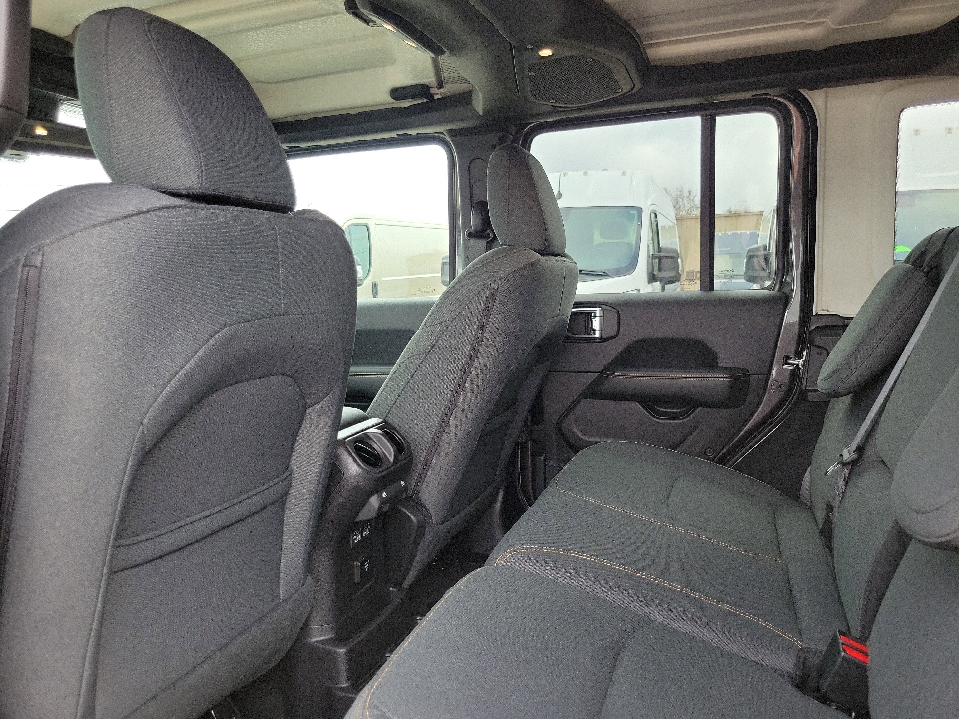 Used 2025 Jeep Wrangler Unlimited Sahara w/ Safety Group image 17