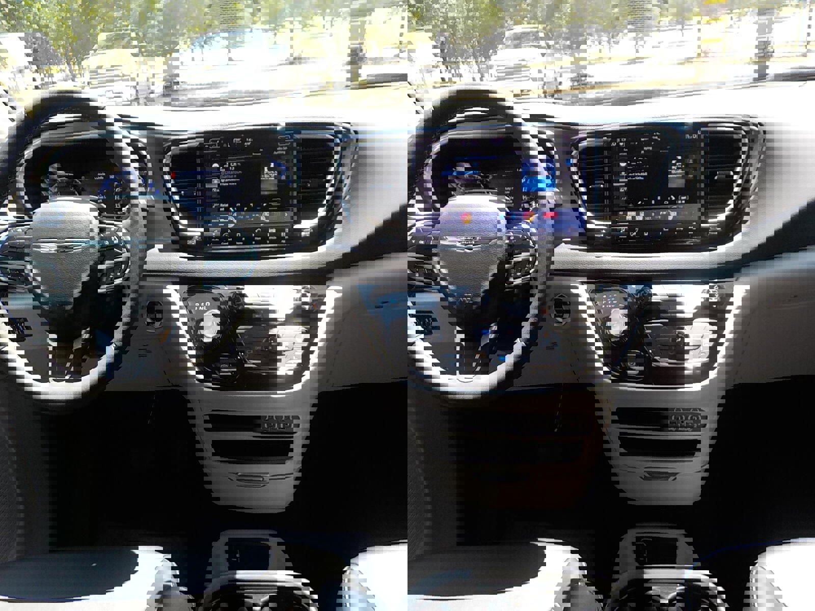 Used 2024 Chrysler Pacifica Touring-L image 15