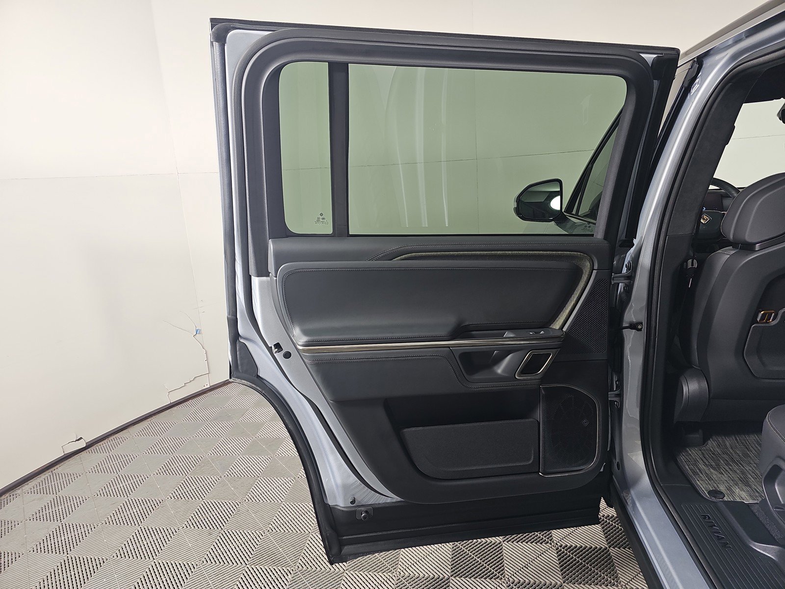 Used 2024 Rivian R1S Adventure image 17