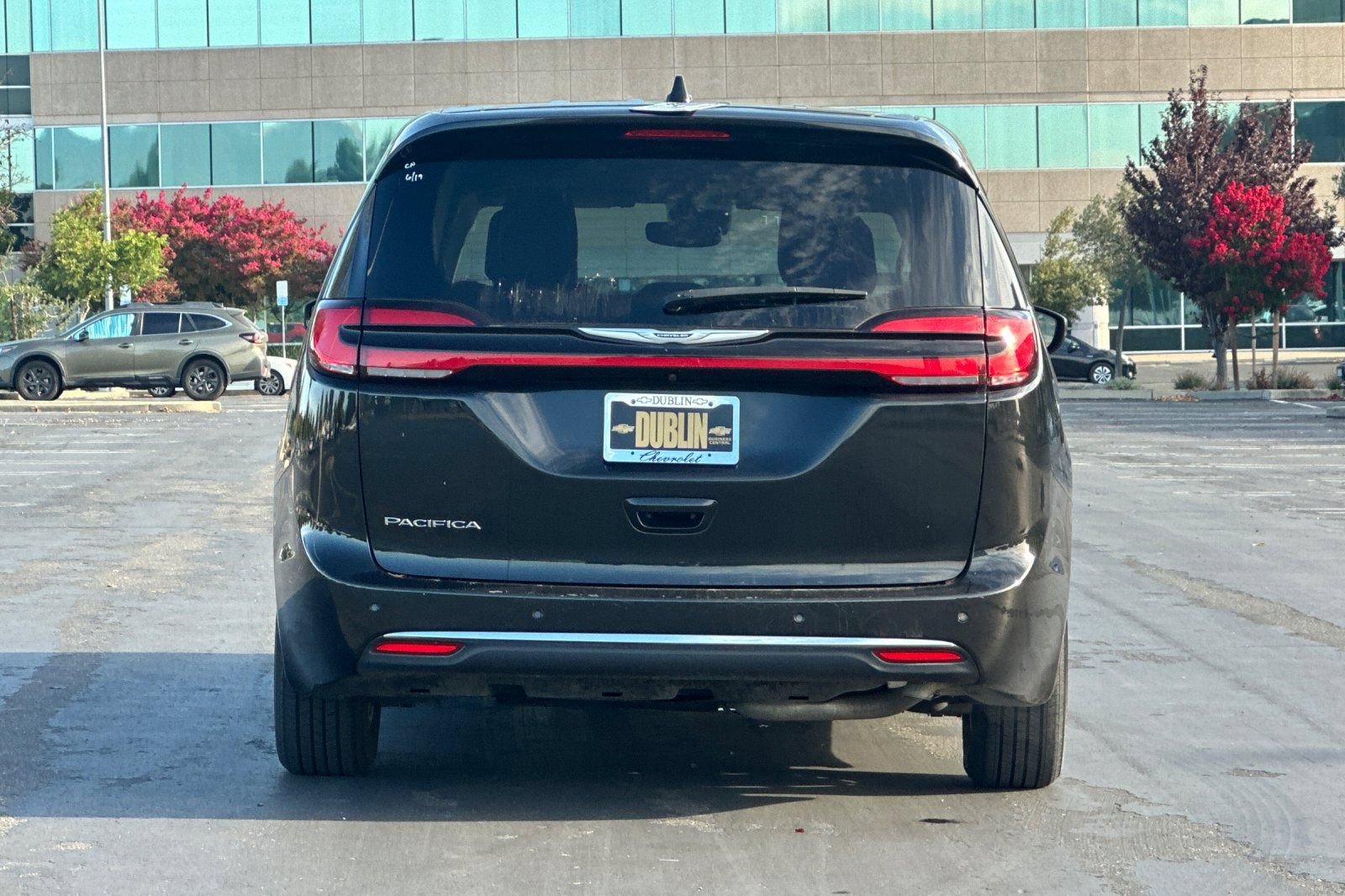 Used 2023 Chrysler Pacifica Touring-L FWD image 5