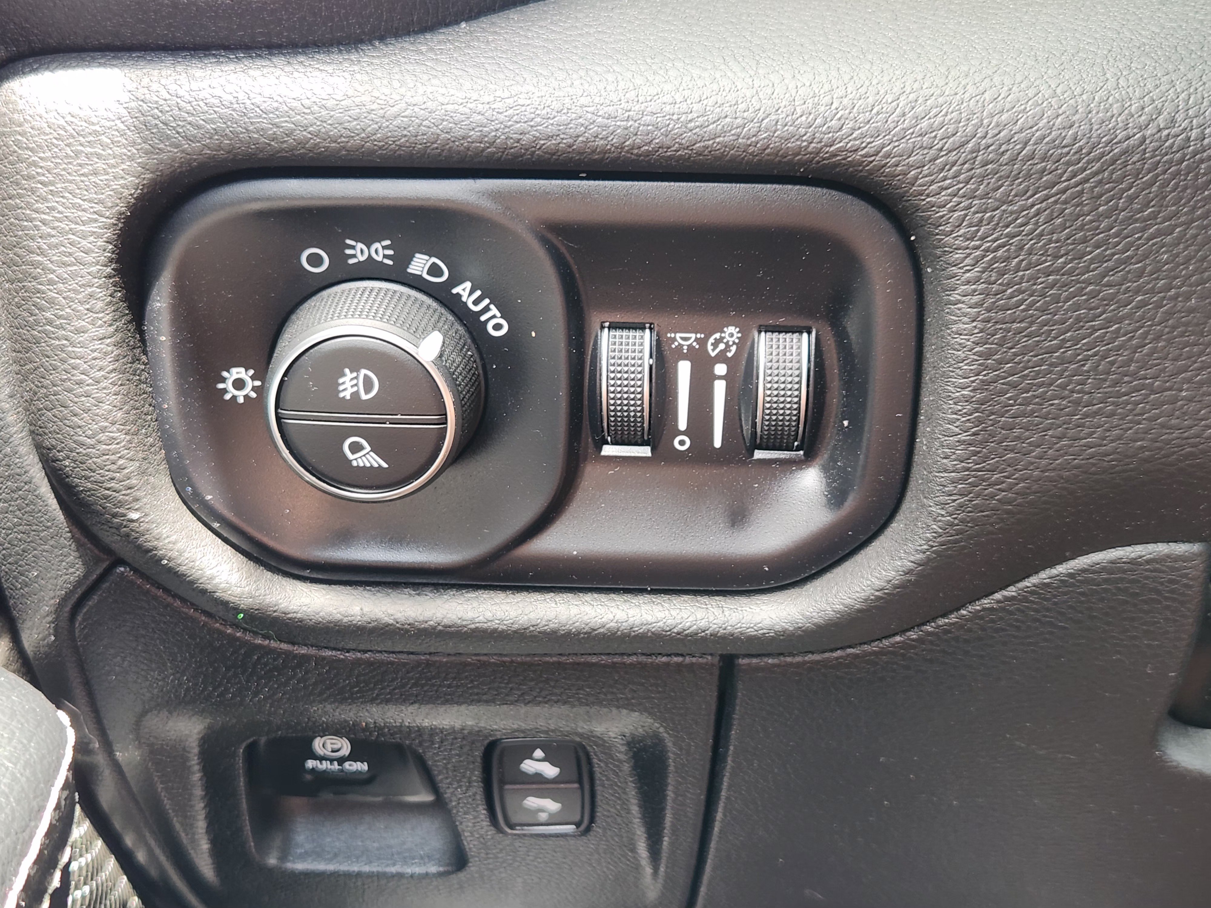 Used 2025 RAM 1500 Laramie AWD/4WD image 23