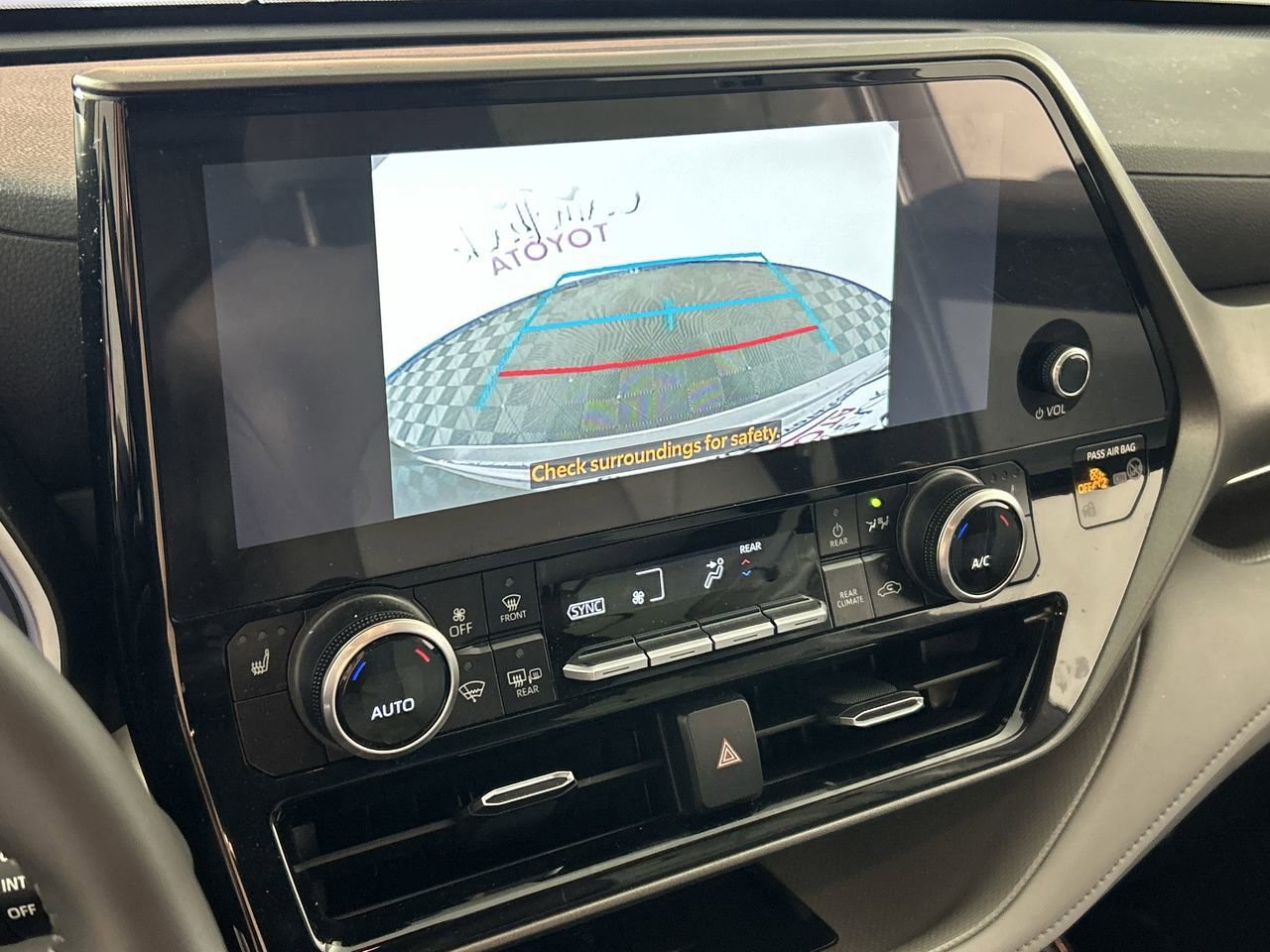 Used 2025 Toyota Highlander XLE image 18