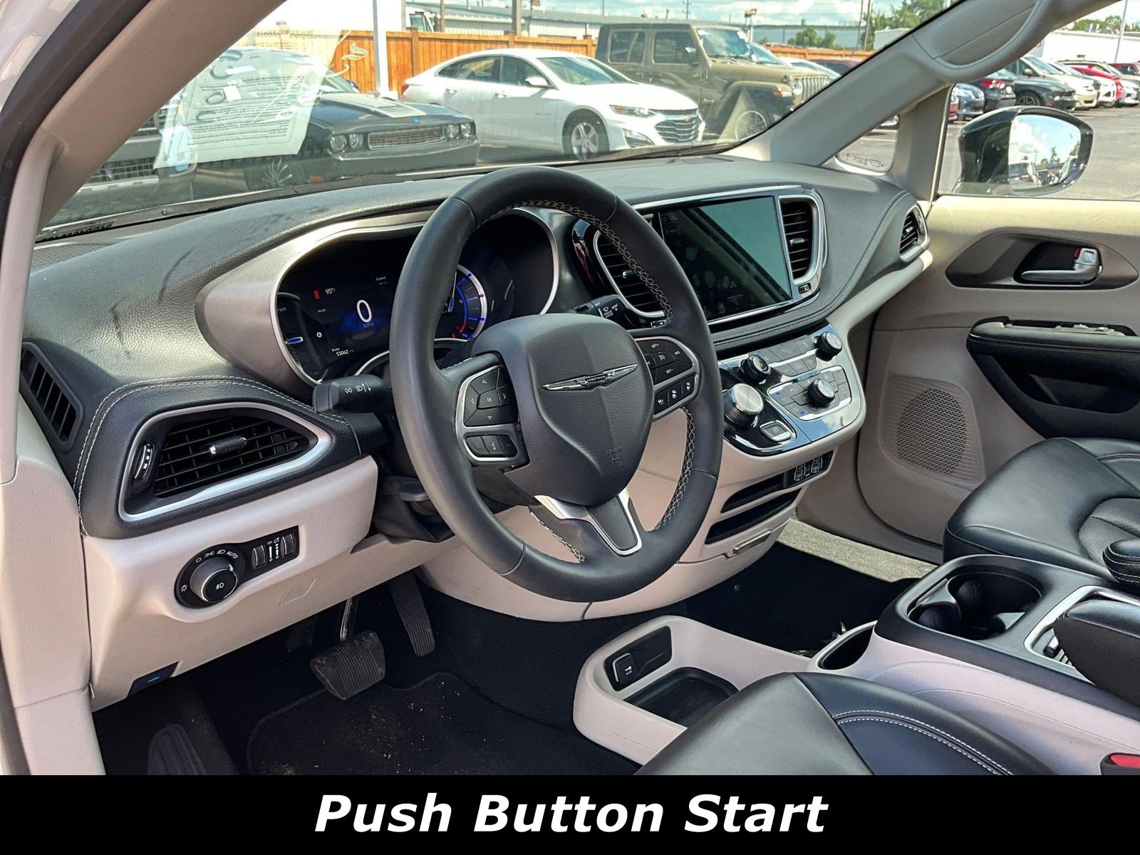 Used 2024 Chrysler Pacifica Limited FWD image 16