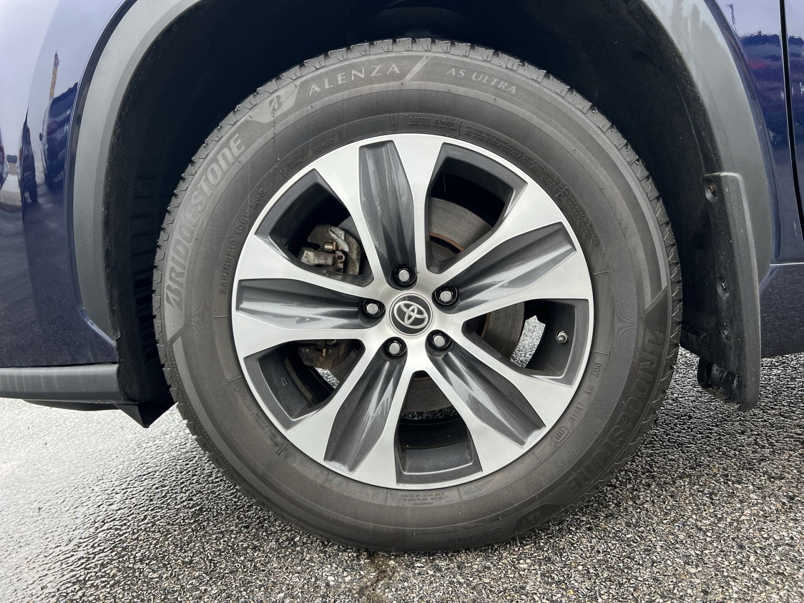 Used 2021 Toyota Highlander XLE image 12