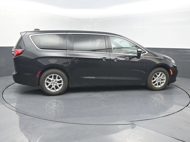 Used 2025 Chrysler Pacifica Select FWD image 7