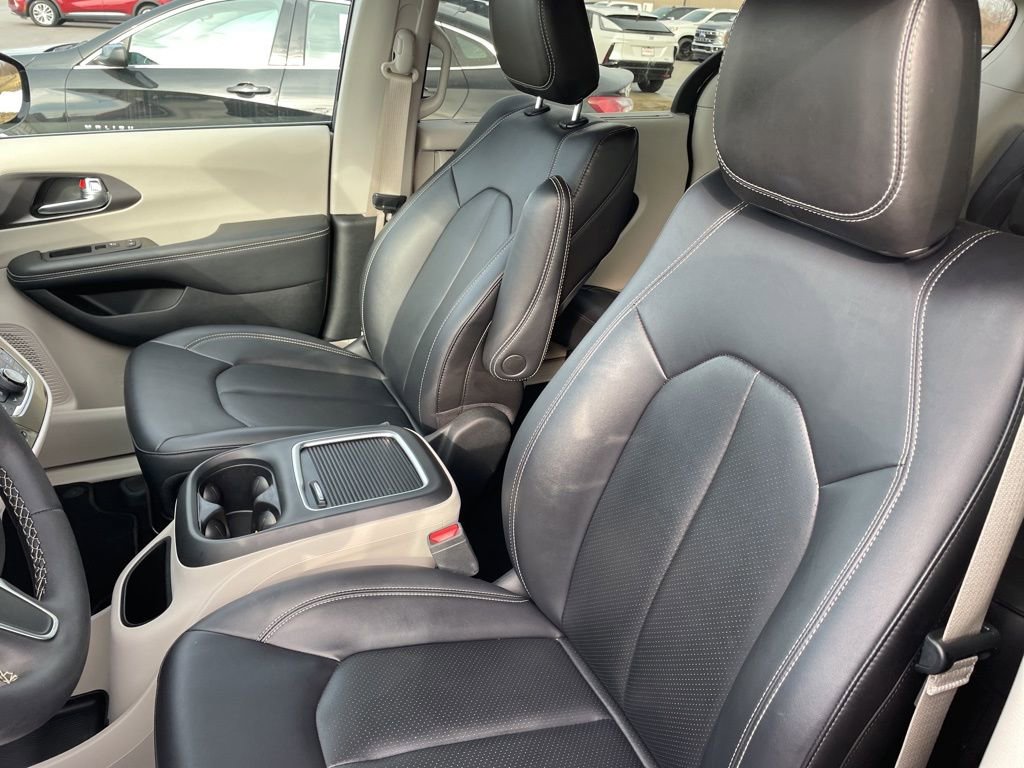 Used 2024 Chrysler Pacifica Touring-L image 10