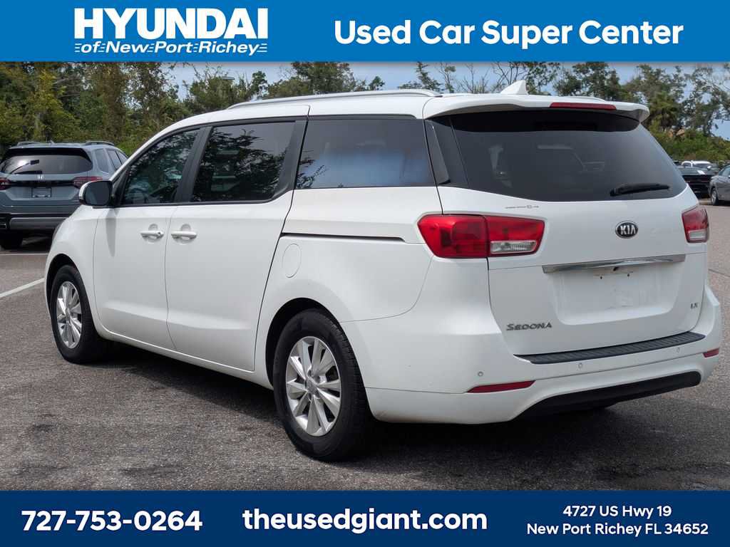 Used 2016 Kia Sedona LX w/ LX Convenience Package FWD image 3