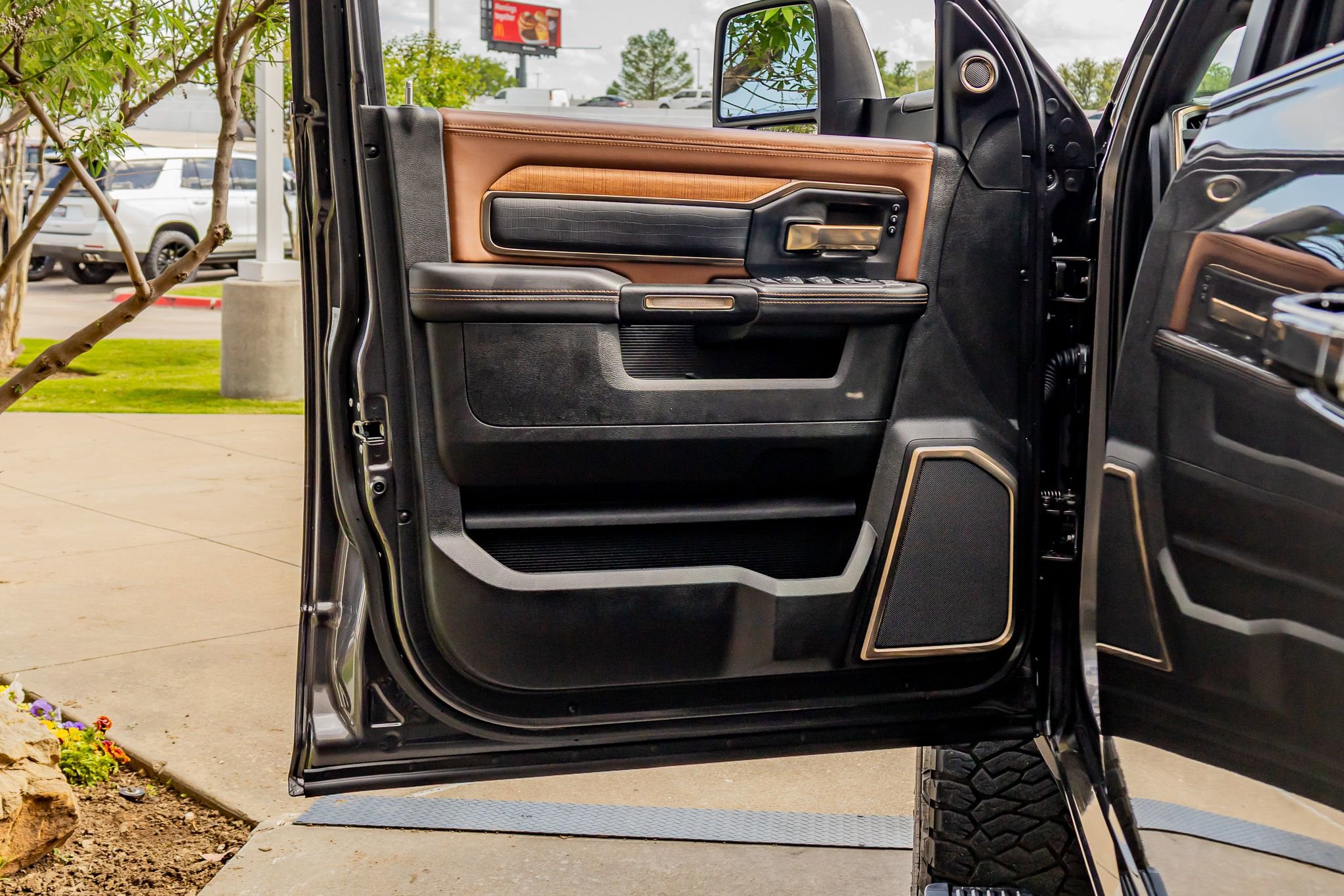 Used 2023 RAM 3500 Limited image 33