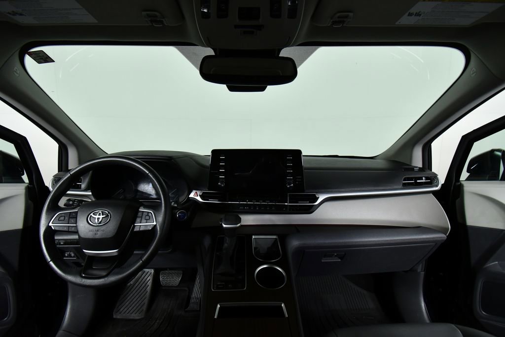 Used 2023 Toyota Sienna XLE image 18
