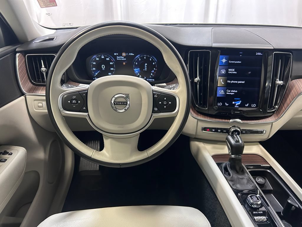 Used 2021 Volvo XC60 T5 Momentum w/ Climate Package FWD image 3