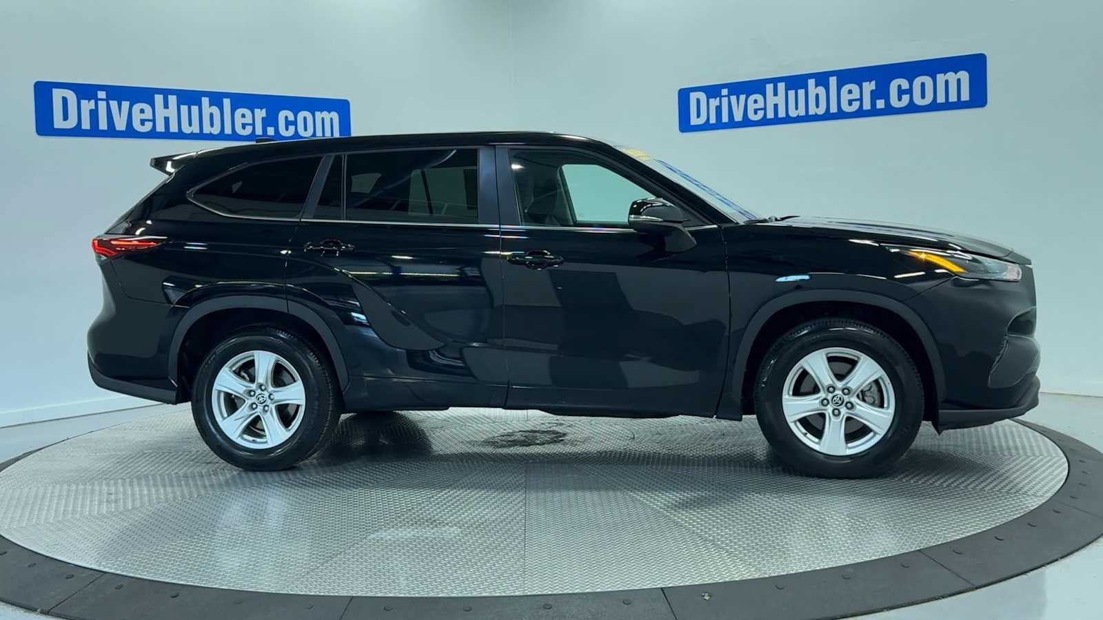 Used 2025 Toyota Highlander LE FWD image 9