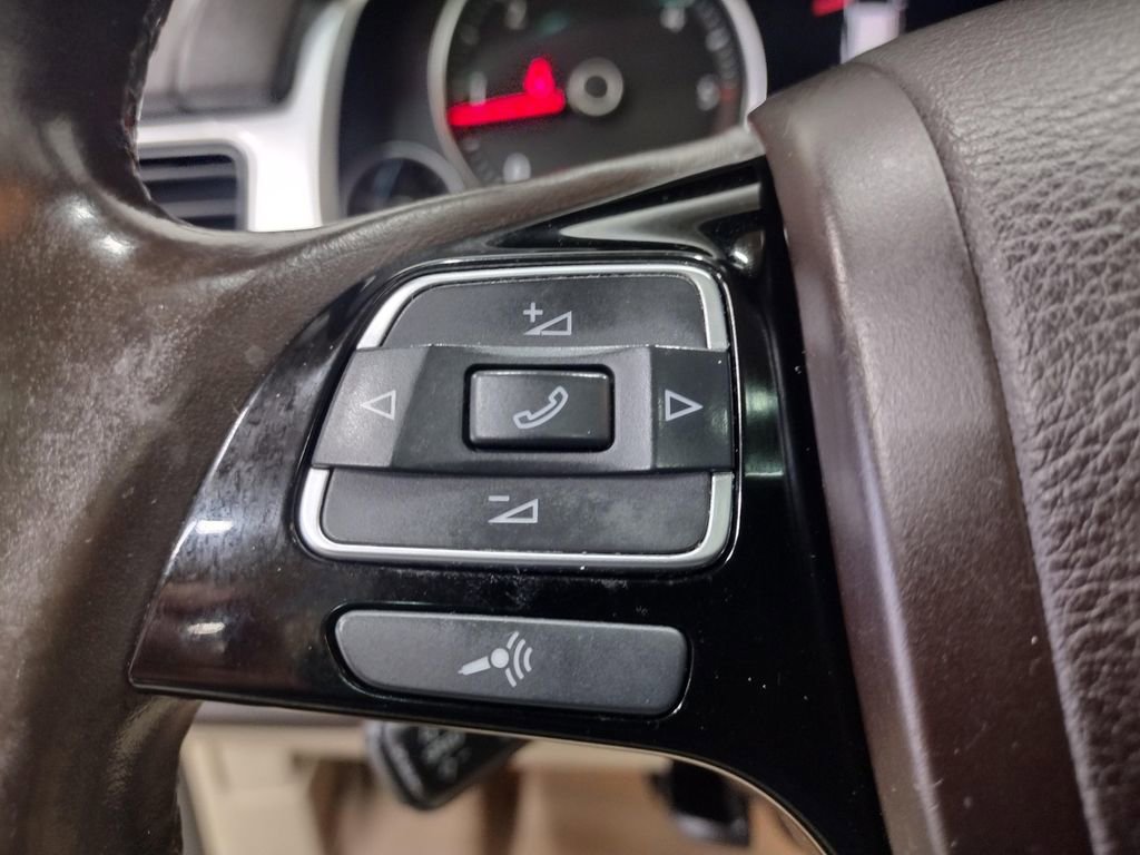 Used 2012 Volkswagen Touareg TDI image 22
