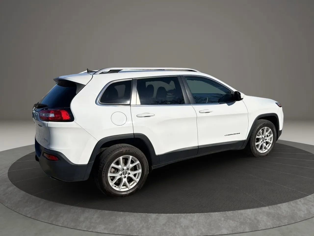 Used 2016 Jeep Cherokee Latitude w/ Cold Weather Group AWD/4WD image 13