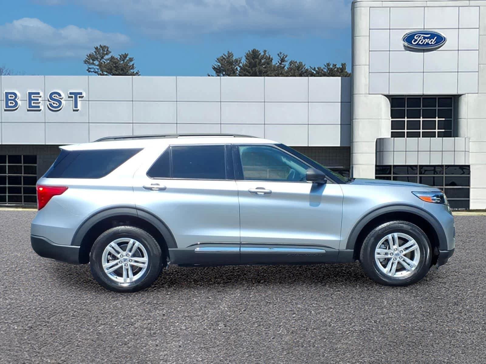 Used 2023 Ford Explorer XLT w/ Equipment Group 202A AWD/4WD image 9