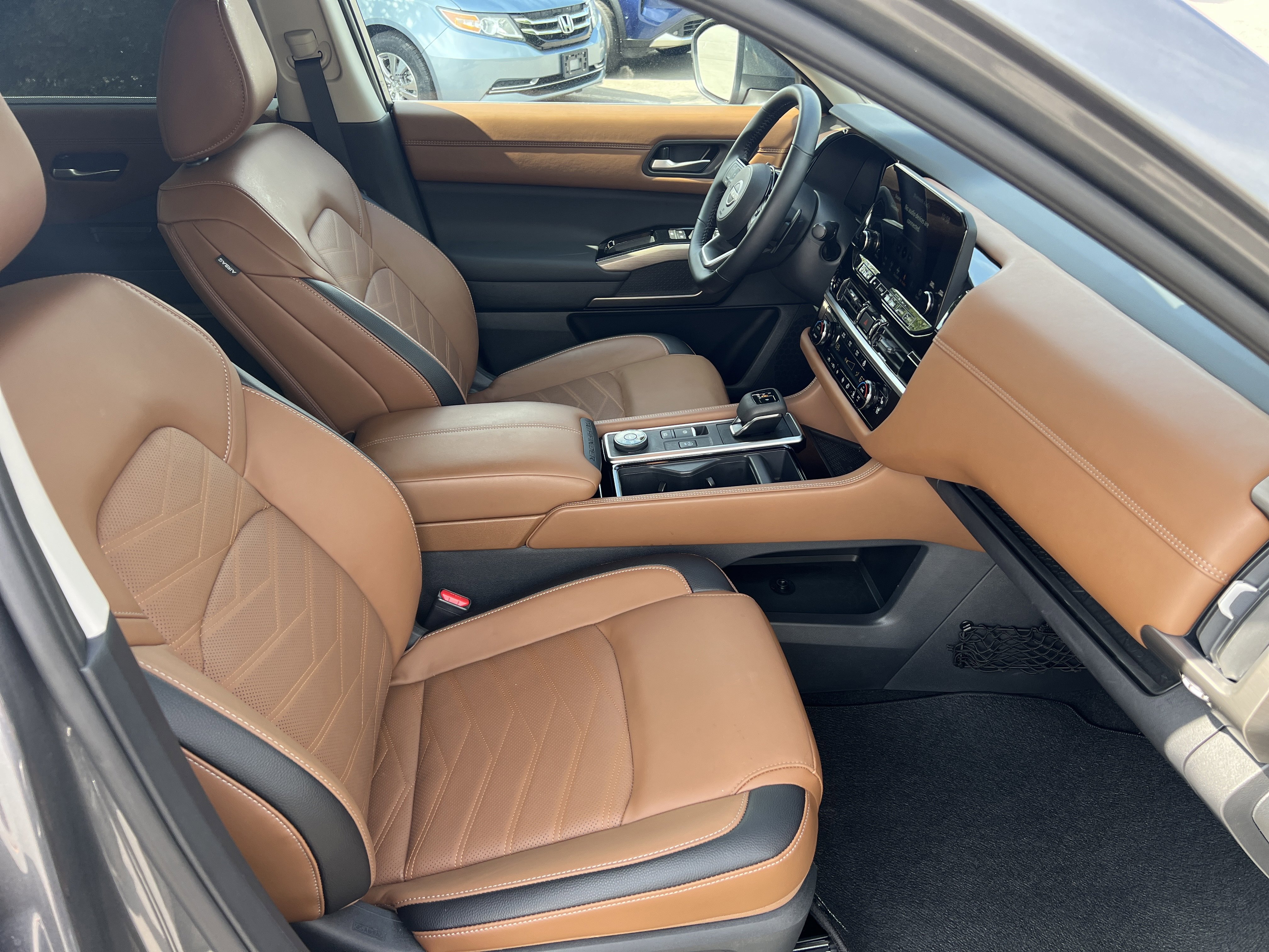 Certified 2025 Nissan Pathfinder Platinum w/ Cargo Package AWD/4WD image 18