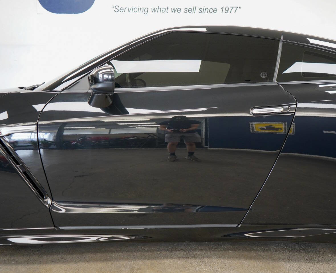 Used 2021 Nissan GT-R Premium image 9