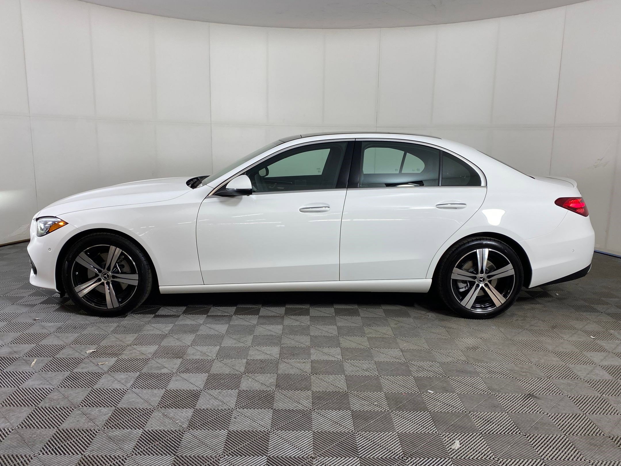 Used 2025 Mercedes-Benz C 300 4MATIC Sedan image 2