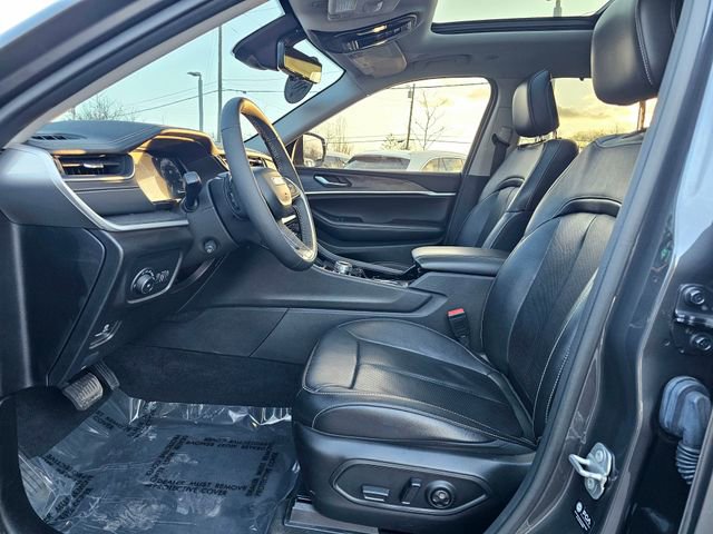 Used 2023 Jeep Grand Cherokee L Limited w/ Luxury Tech Group II image 18