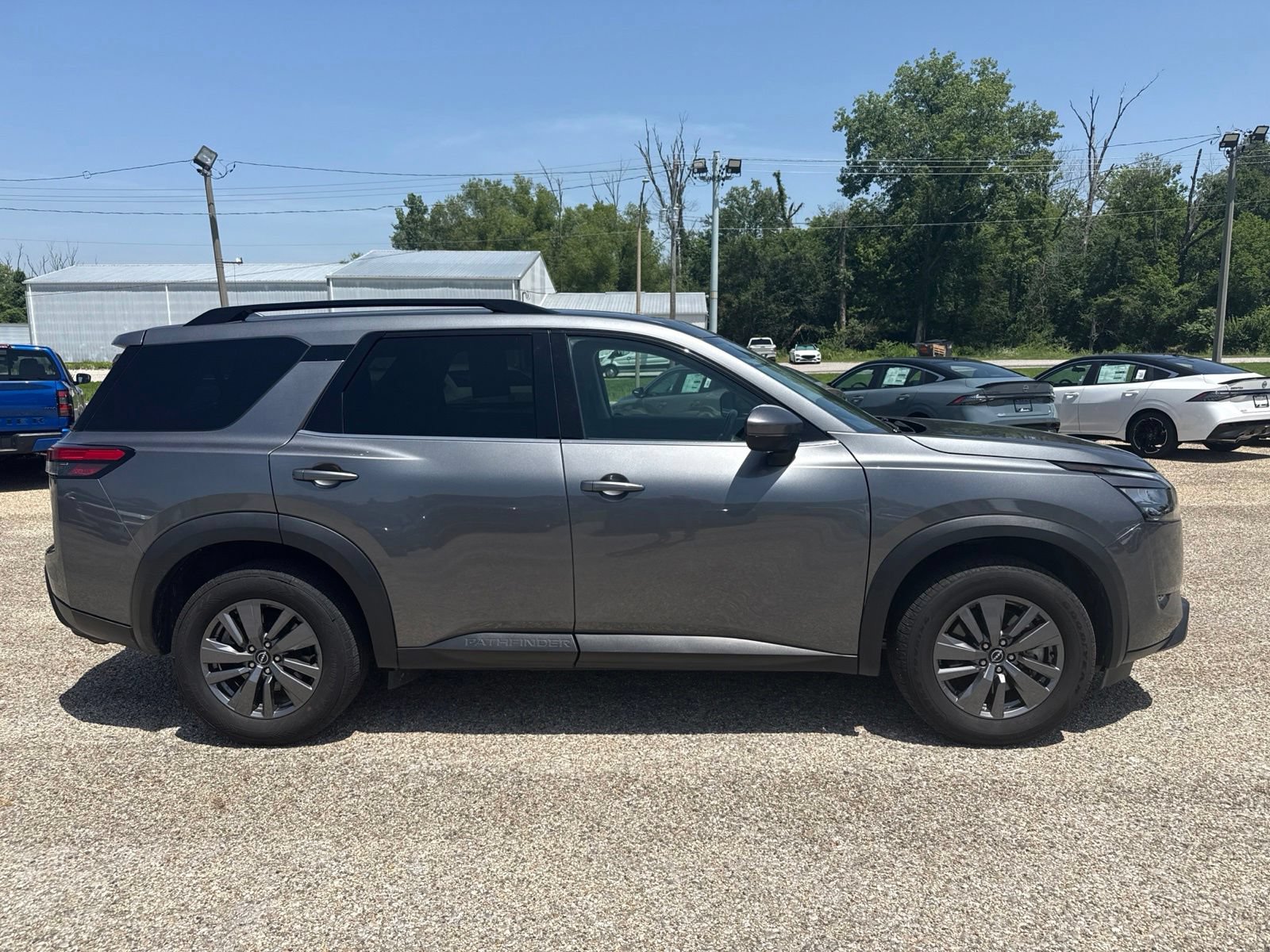 Used 2024 Nissan Pathfinder SV FWD image 2