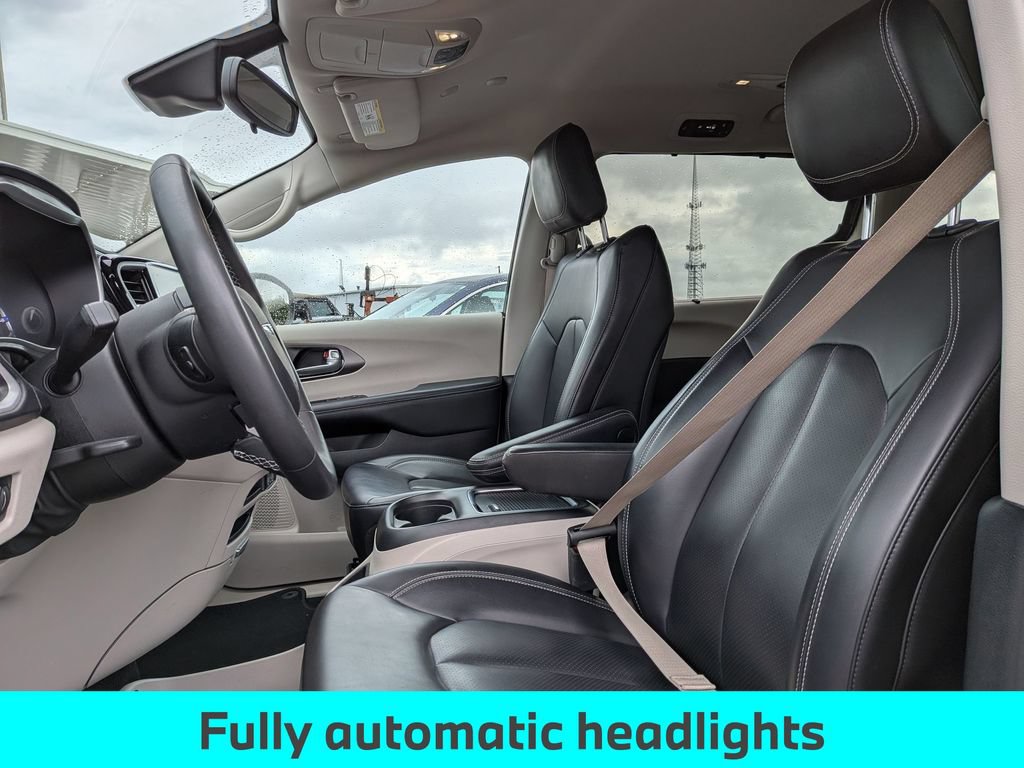 Used 2023 Chrysler Pacifica Touring-L FWD image 16