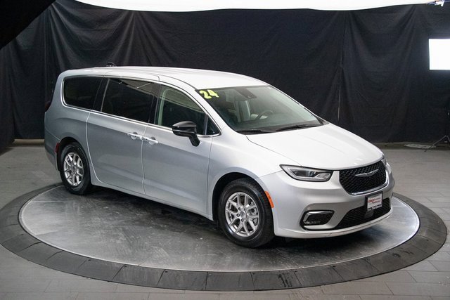 Used 2024 Chrysler Pacifica Touring-L image 2