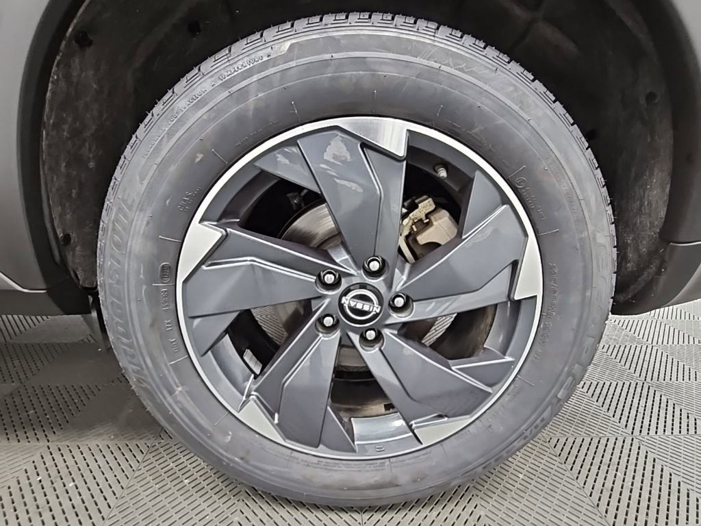 Used 2024 Nissan Rogue SV image 38