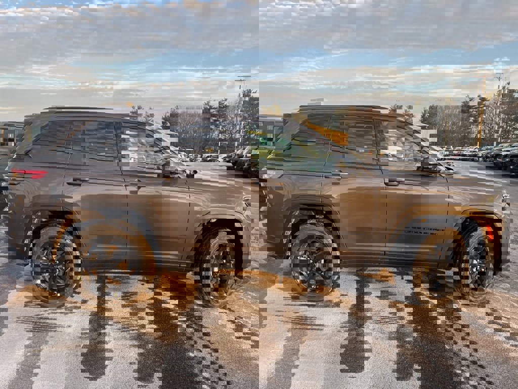 New 2025 Jeep Grand Cherokee Altitude image 9