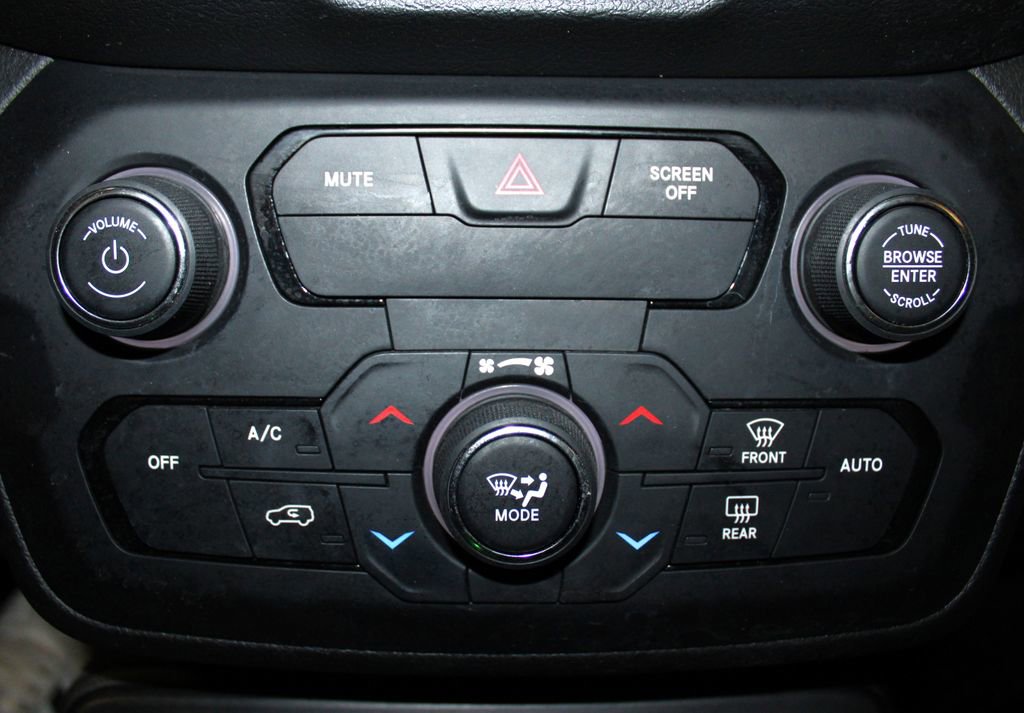 Used 2020 Jeep Renegade Latitude w/ Cold Weather Group image 19